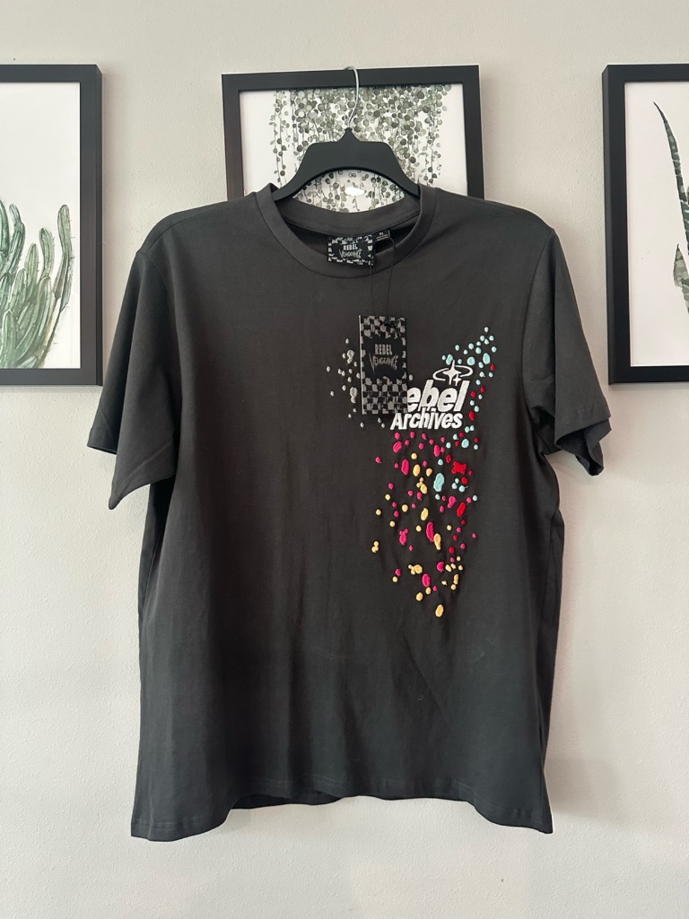 rebels gray Short Sleeve Tee with Multicolor Confetti Graphic XL